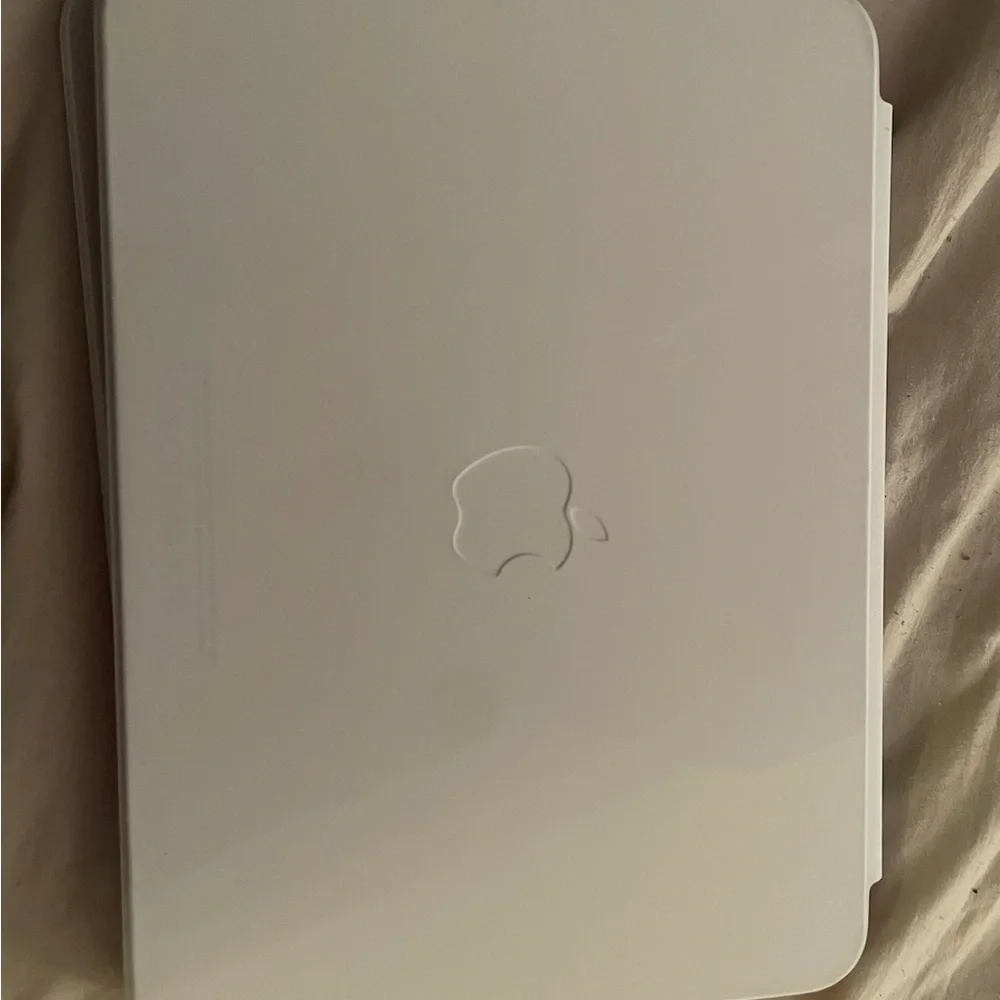 Apple Magic Key Board IPad 10th Generation (iPad not included)